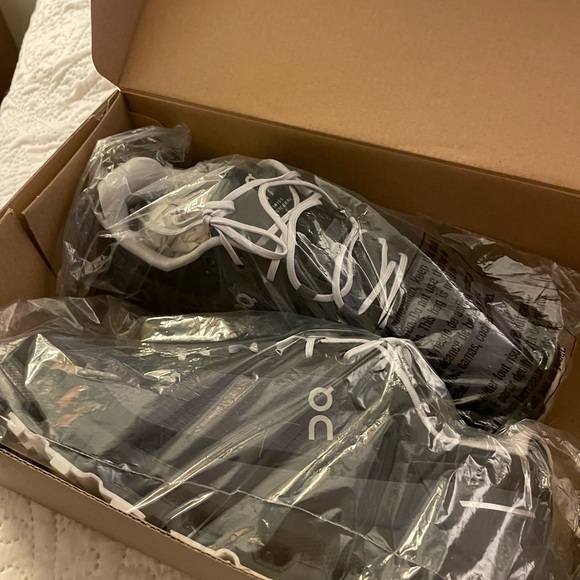 On Running Cloudvista Waterproof women’s athletic shoes size 7.5w - Picture 4 of 5